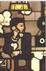 Aan de telefoon. Dat was in 1928, toen dit glas-in-loodraam werd gemaakt nog lang niet voor iedereen weggelegd. Nu beschikt iedereen over meerdere exemplaren, maar met veel bedrijven en organisaties nemen pas op na ellenlange keuzemenu's en ongevraagde boodschappen.Het wordt tijd voor phone care!
